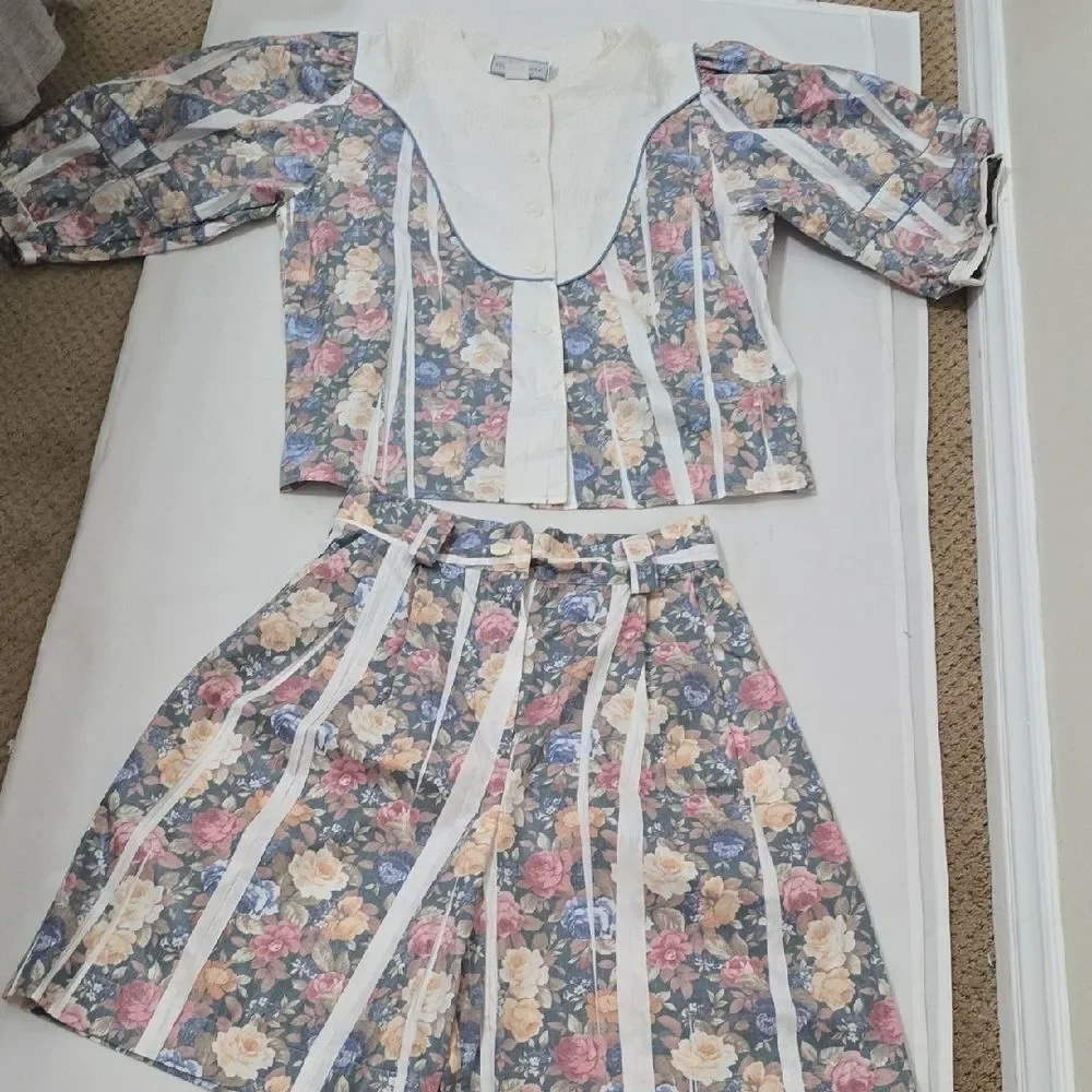 HOWARD WOLF.‎ VINTAGFloral Two-Piece Top and Skort Set in Blue, Pink, Cream 8/10